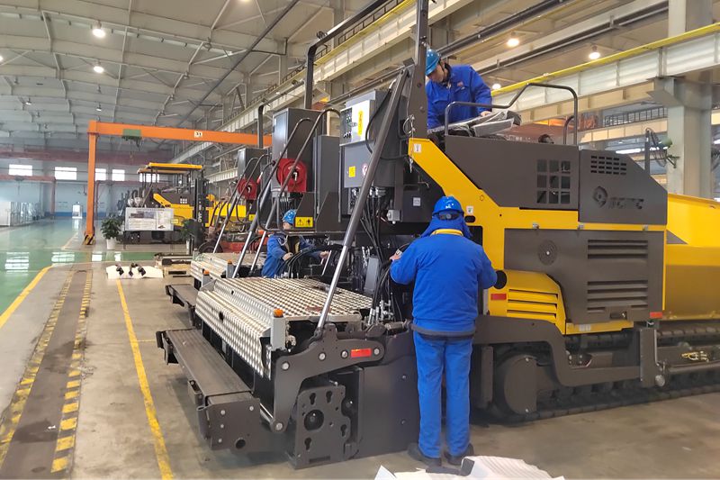 1、工人們抓緊時間總裝即將出口的瀝青混凝土攤鋪機.jpg